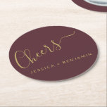 Cheers Minimalist Burgundy och Guld Personligt brö Underlägg Papper Rund<br><div class="desc">Personlig Cheers minimalistiska Burgundy och Guld Bröllop Pappra Underlägg</div>