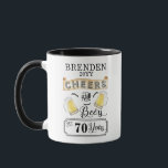 Cheers och Öl till 70 år Födelsedag Mugg<br><div class="desc">Fira din 70:e födelsedag i stil med den här roliga vintagen "Cheers and Öl" - barrumsdesign.  Sammansatt design efter Helgdag Hearts-design (reserverade höger).</div>