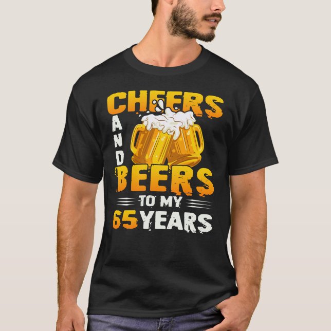 Cheers och Öl till min 65-åriga 65e födelsedagsgåv T Shirt (Framsida)