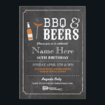 Cheers & Öl BBQ Födelsedagsfest 30:e 60:e Inbjudan<br><div class="desc">Rustiska schaktbrädor och utformningen av öl födelsedagsfest inbjudan. Perfekt för alla ålders födelsedagsfester. ÄNDRA ENKELT ENKELT TEXTEN TILL KOSTYM PARTY. Baksida ingår</div>
