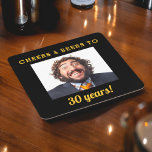 Cheers & Öl Milestone Birthday Photo Keepsaké Underlägg Papper Kvadrat<br><div class="desc">Lägg till en personlig beröring till milstolpen firande med den Pappra Underlägg som finns på Cheers & Öl Milestone Birthday Photo Keepsak Square. De här underläggen har en snygg "Cheers & Öl"-design och kan anpassas med ett omhuldat foto för att skapa en unik och minnesvärd keepé. De är tillverkade av...</div>