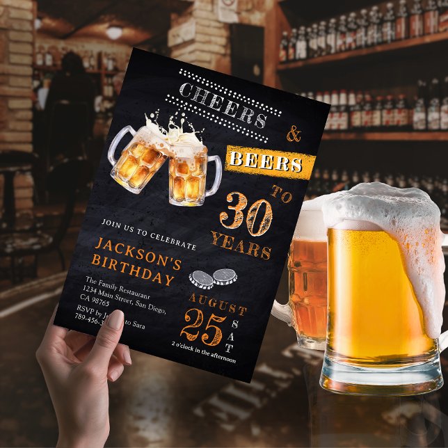 Cheers & Öl Rustic Chalkboard oavsett ålder Inbjudningar (Cheers & Beers Rustic Chalkboard Any Age Birthday Invitation)