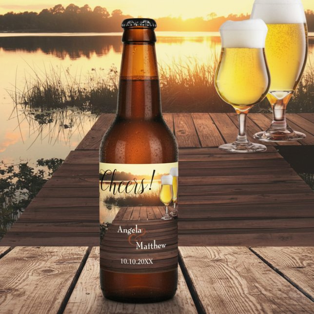 Cheers Romantic Sunset Bröllop Beer Label Ölflaska Etikett (Beer label featuring two beer glasses on a jetty at sunset. For a wedding or other celebration)