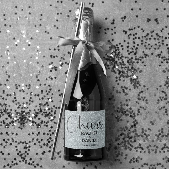 Cheers SILVER Faux Glitter Bröllop Mini (Silver faux glitter mini champagne wedding bottle label for favors or serve to guests)