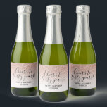 Cheers till 40 års Rosa Glitter 40:e födelsedagen<br><div class="desc">Roligt,  söt,  personlig etikett för din födelsedagsfirande. Kan anpassas helt efter dina behov i kostym. © Gorjo Designs. Gade åt dig via Zazzle-plattformen. // Behöver du hjälp med att anpassa din design? Har andra idéer? Kontakta mig gärna (Zoe) direkt.</div>