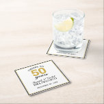 Cheers till 50 års Bröllop-årsdag Guld Underlägg Papper Kvadrat<br><div class="desc">Fira 50 år av din gyllene bröllop-årsdag med denna Cheers till 50 år av papper underlägg i bröllop. Den här utformningen är svart och guld gräns med texten "CHEERS TO 50 years". Anpassa det här objektet med dina för- och efternamn och datum för händelsen. Gör en underbar party-souvenir eller partiförmån....</div>