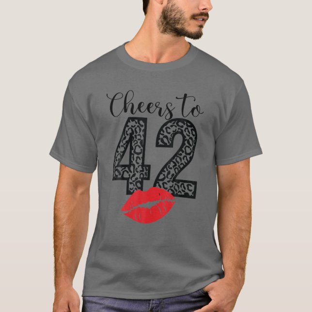 Cheers to 42 Years Läppar Grattis på födelsedagen  T Shirt (Framsida)