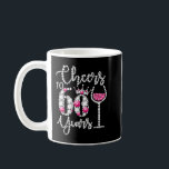 Cheers to 60 Year Old Gift 60th Birthday Queen Dri Kaffemugg<br><div class="desc">Skål för 60 år gammal gåva 60:e födelsedagssdrottning Drink Vin T-Shirt</div>