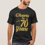 Cheers to 70 Years Old Queen Cute 70th Birthday Pa T Shirt<br><div class="desc">Ta den här perfektens söta designutrustning för flickor som föddes 1951 för att fira 70 år av att vara en vacker drottning. Bäran i fantastisk garanterar vid 70:e födelsedagsfesten med vänner och familj. Grattis på födelsedagen till mig med söta drottningar som dricker glas champagne firande-positiva viber som går in i...</div>