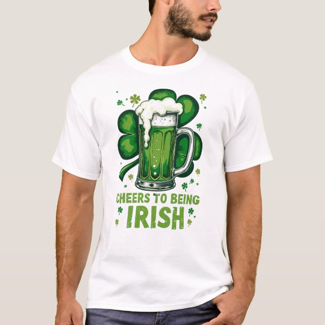 Cheers to Is Irish - St. Patrick's Day T Shirt (Framsida)