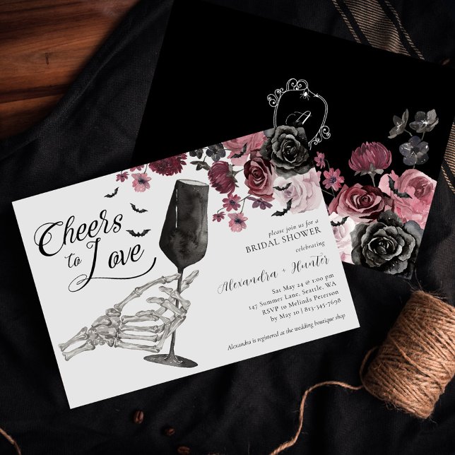 Cheers to Kärlek Skeleton Hand Blommigt Gothic Möh Inbjudningar (Cheers to Love Skeleton Hand Floral Gothic Bridal Invitation)