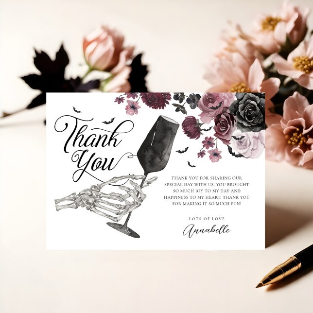 Cheers to Kärlek Skeleton Hand Blommigt Gothic Möh Tack Kort (Cheers to Love Skeleton Hand Floral Gothic Bridal Thank You Card)