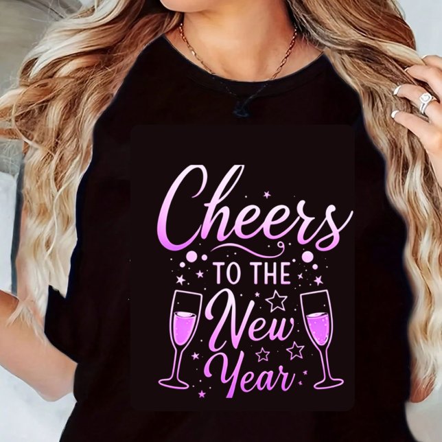 Cheers to the New Year Print T-Shirt (Skapare uppladdad)