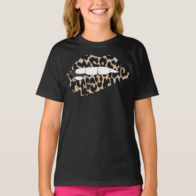 Cheetah Leopard Animal Print Lip Bita T-Shirt (Framsida)