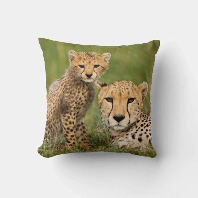 Cheetah Unge och Parent i Grass Kudde (Framsida)