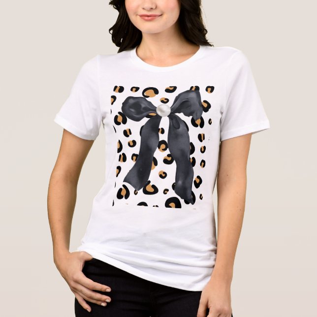 Cheetah with a Bow T Shirt (Framsida)