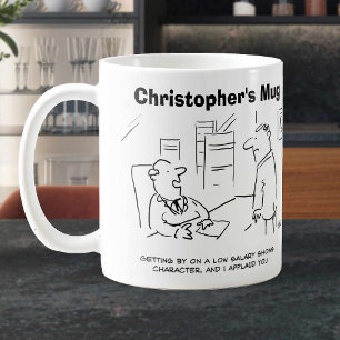 Chef applåderar arbetstagare på låg lön. Lägg till Kaffemugg