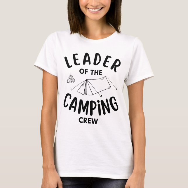 Chef der Camping Crew – Leader of the camping crew T Shirt (Framsida)