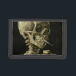 Chef för Skeleton med Cigarette av Van Gogh<br><div class="desc">Chef för en Skeleton med Burning Cigarette av Vincent Van Gogh, olja på arbetsytan 1886, är en målad oljeflygg undersökning av en mänsklig skalle och ett övre skelett, i vars mun konstnären har satt in en brinnande cigarett, vilket ger en effekt som är både makaber och humoristisk. Förmodligen målade medan...</div>