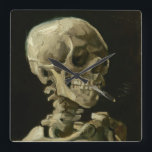 Chef för Skeleton med Cigarette av Van Gogh Fyrkantig Klocka<br><div class="desc">Chef för en Skeleton med Burning Cigarette av Vincent Van Gogh, olja på canvas 1886, är en målad oljestudie av ett mänskligt skalle och övre skelett, i vars mun konstnären har satt in en brinnande cigarett, vilket ger en effekt som är både makaber och humoristisk. Förmodligen målad medan Van Gogh...</div>