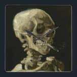 Chef för Skeleton med Cigarette av Van Gogh Fyrkantig Klocka<br><div class="desc">Chef för en Skeleton med Burning Cigarette av Vincent Van Gogh, olja på canvas 1886, är en målad oljestudie av ett mänskligt skalle och övre skelett, i vars mun konstnären har satt in en brinnande cigarett, vilket ger en effekt som är både makaber och humoristisk. Förmodligen målad medan Van Gogh...</div>