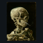 Chef för Skeleton med Cigarette av Van Gogh Poster<br><div class="desc">Chef för en Skeleton med Burning Cigarette av Vincent Van Gogh, olja på canvas 1886, är en målad oljestudie av ett mänskligt skalle och övre skelett, i vars mun konstnären har satt in en brinnande cigarett, vilket ger en effekt som är både makaber och humoristisk. Förmodligen målad medan Van Gogh...</div>