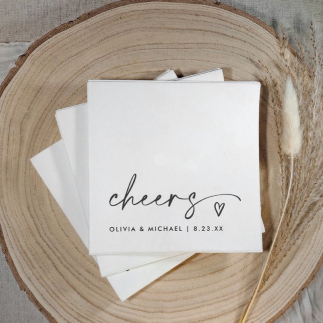Chef Handwrite & Heart Roligt Bröllop Pappersservett (Elegant black and white “cheers” napkins with modern handwriting and heart design)
