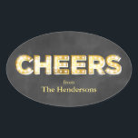 Chef på Chalkboard Helgdag Sticker Ovalt Klistermärke<br><div class="desc">"Cheers" skriven i vintage marquee ljus,  på en kritersbakgrund dekorerar detta klistermärke; skapar det en perfekt för presentpåsar i helgdag,  presenter eller flaskor för vänner,  familj eller affärspartner.</div>
