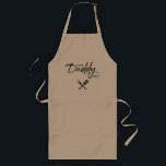 "Chef pappa" - BEN, etch script Standard Apron Långt Förkläde<br><div class="desc">Utformning för vår egen pappa som kärlek ska barbeque åt oss,  "Chef pappa" är ett begrepp vi användor hemma. Ge din egen "Chef pappa" med den här roligten och den moderna plattan. Finns i andra färger. Underbarare fars dag-gåva.</div>