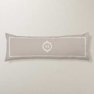 Chelsea Light Taupe och White Monogrammed Kroppskudde