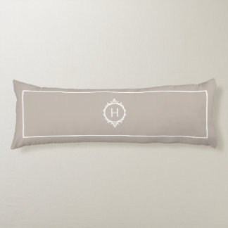 Chelsea Light Taupe och White Monogrammed Kroppskudde
