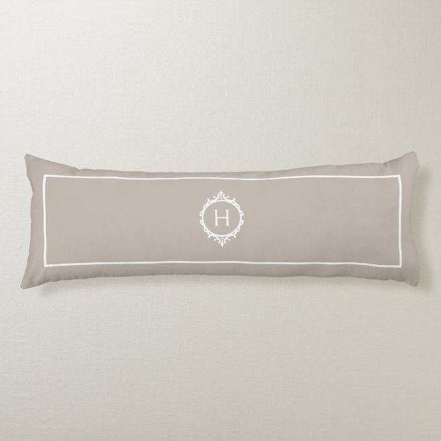 Chelsea Light Taupe och White Monogrammed Kroppskudde (Framsidan)