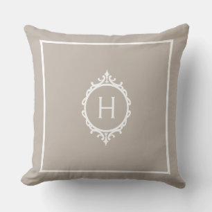 Chelsea Light Taupe och White Monogrammed Kudde