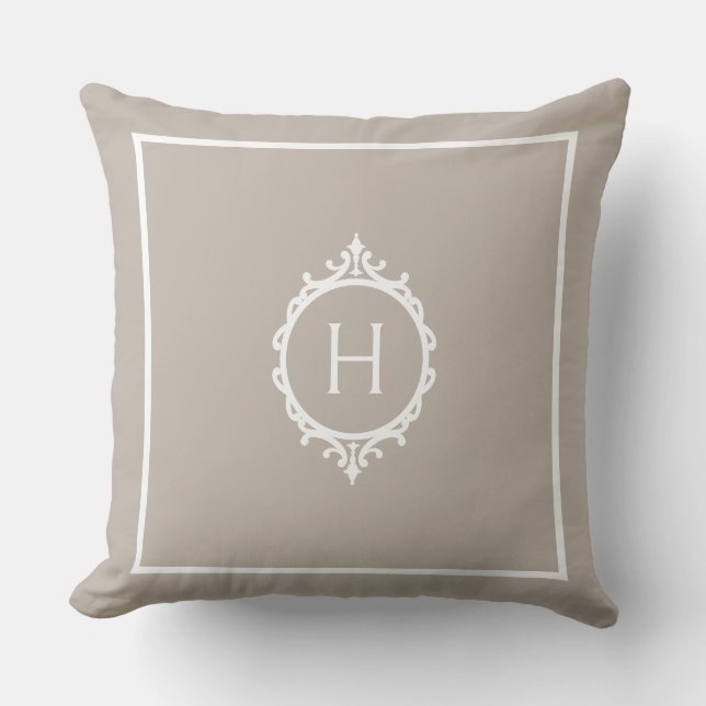 Chelsea Light Taupe och White Monogrammed Kudde (Framsida)