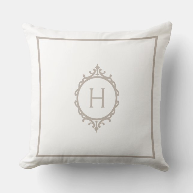 Chelsea Light Taupe och White Monogrammed Kudde (Framsida)