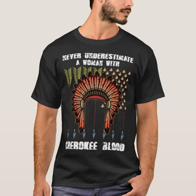 Cherokee Pride Feathers Native American T Shirt (Framsida)