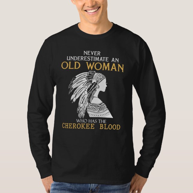 Cherokee Roots - underskatta aldrig en gammal kvin T Shirt (Framsida)