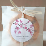 Cherry Blommar Bloom Bröllop Runt Klistermärke<br><div class="desc">Skapa en unik uppsättning med monokorgiga bröllopsmärken som innehåller ett tema för körsbärsblommar. Alla inslag i det här objektet är olåsta och anpassadet är olåst,  så ha roligt att skapa och skapar det själv.</div>