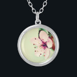 Cherry Blommar Silverpläterat Halsband<br><div class="desc">Stäng vyn över den ömtåliga blommarna av körsbär. En pastel-rosa blomma med mjuka runda blad. Bakgrunden är en grön blek.</div>