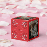 Cherry Blommars & Dubbla Happity Chinese Bröllop Presentaskar<br><div class="desc">Röd/vit körsbärssymbol/Sakura och Blommar för ren Dubbla, Elegant Kinesisk Bröllopsfest-favoritruta med 3 foton. Orienterade blommar för körsbär eller sakurablommor med dubblans lyckosymbol. En elegant och romantisk, tematisk bröllop-design som är modern och klassande. Cherry blommars blomstrar i vår och symboliserar nystarter, kärlek och romantik i japanska, koreanska och kinesiska kulturer. Dubblans...</div>