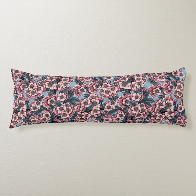 Cherry blossom in pink and blue kroppskudde (Framsidan)
