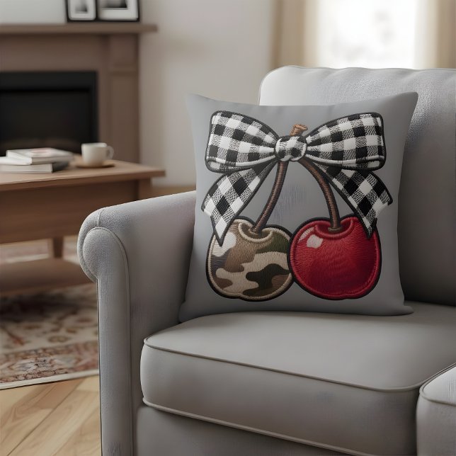 Cherry Bomb Camo & Plaid Faux-Embroidery Kudde (Skapare uppladdad)