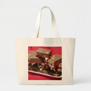Cherry Chocolate Marshmallow Fudge på en platta Jumbo Tygkasse