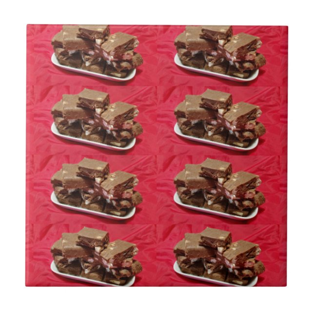 Cherry Chocolate Marshmallow Fudge på en platta Kakelplatta (Framsidan)