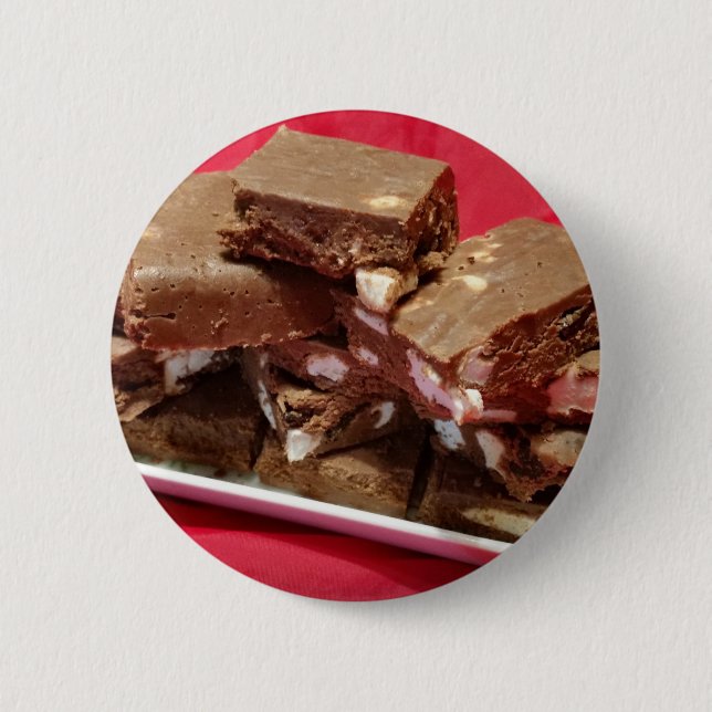 Cherry Chocolate Marshmallow Fudge på en platta Knapp (Framsida)