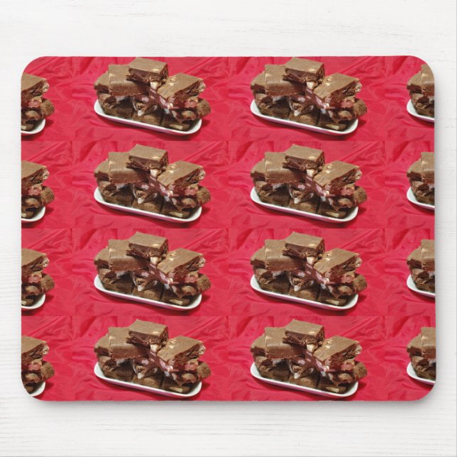 Cherry Chocolate Marshmallow Fudge på en platta Musmatta (Framsidan)