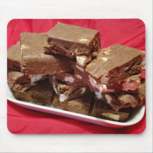 Cherry Chocolate Marshmallow Fudge på en platta Musmatta
