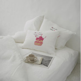 Cherry Cupcake Valentine – Hand-Drawn Dessert Prydnadskudde