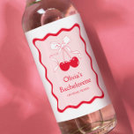 Cherry on Top Bachelorette Party Mini Champagne Vinetikett<br><div class="desc">Lägg till en trevlig beröring till firande med vår Personlig Cherry On Top Bachelorette Party Champagne Vin-etikett. Perfekt för bachelorette-partifavörer, denna märkning kompletterar körsbäret på toppbachelorette och körsbär på topprette. Fira bruden med ett rött och rosa bachelorette-parti, ett Valentine bachelorette-parti eller ett berusat i kärlek bachelorette. Det är dags att...</div>