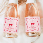 Cherry on Top Bow Möhippa Mini Champagne<br><div class="desc">Fira din speciella dag med Personligen Cherry on Top Bow Möhippa Mini Champagne Sparkling Vin-etiketten. Perfekt för körsbär på översta möhippan eller en valentinmöhippa. Den här etiketten tillför firande en söt beröring. Idealisk för en kyss på miss adjö-möhippan, det är ett sött tillägg till vilken knipa som helst av de...</div>